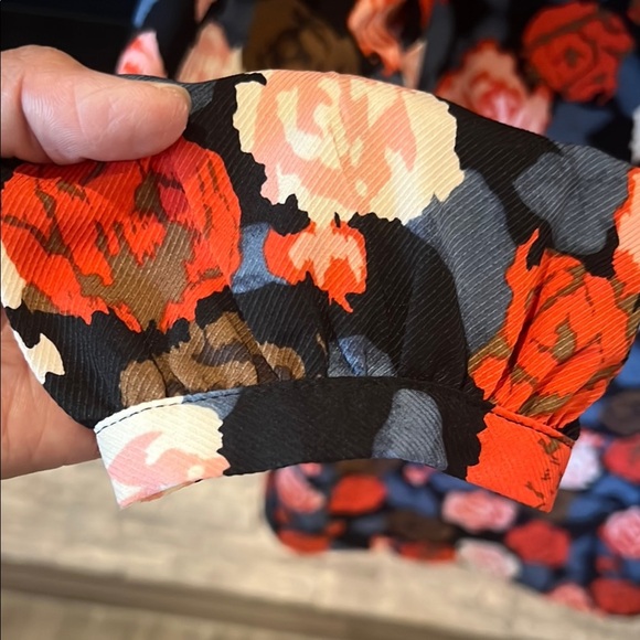 Aakaa Medium Floral Long Sleeve Top - Picture 9 of 10